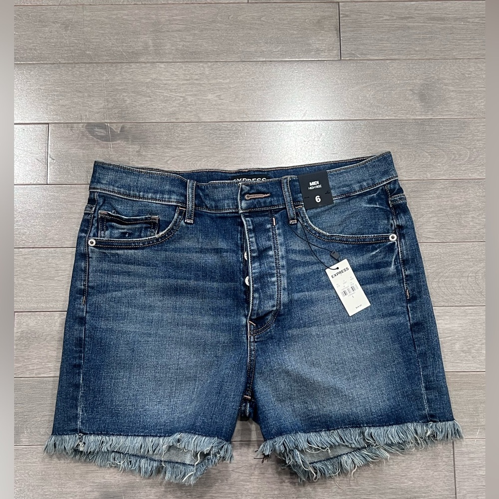 NWT Express Midi High Rise Blue Denim Frayed Hem Shorts, Size 6